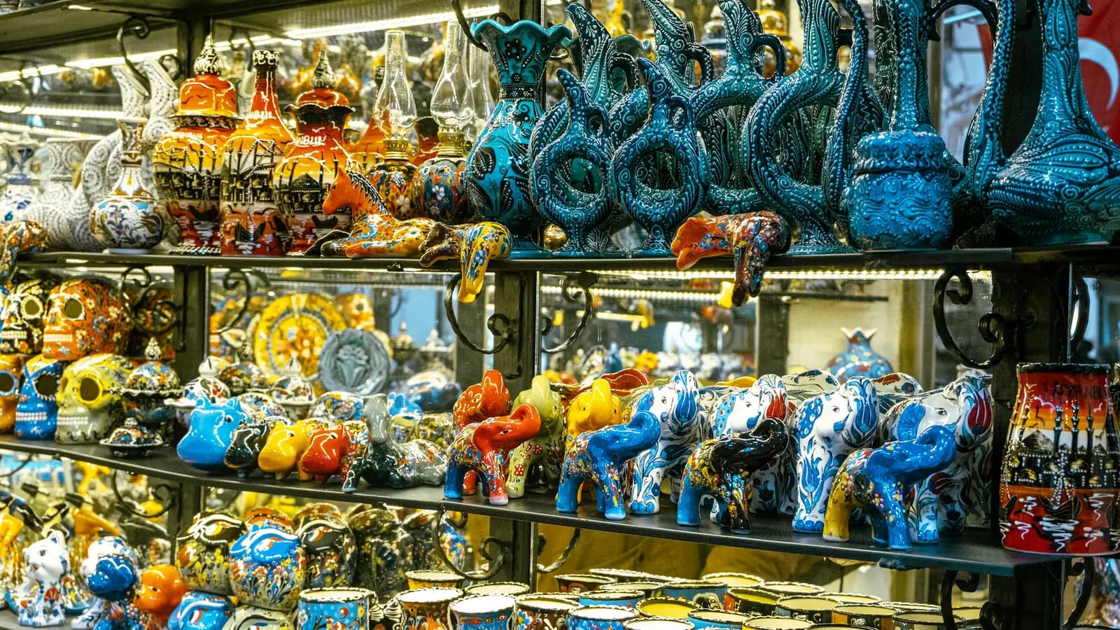 Kapalıçarşı'da raflarda dizili renkli seramikler